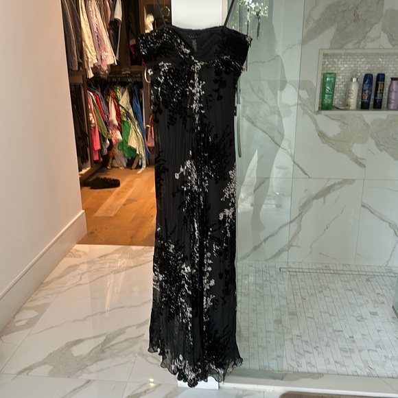 Never worn!! Gorgeous gown by Shelli Segal Laundry - Picture 1 of 10